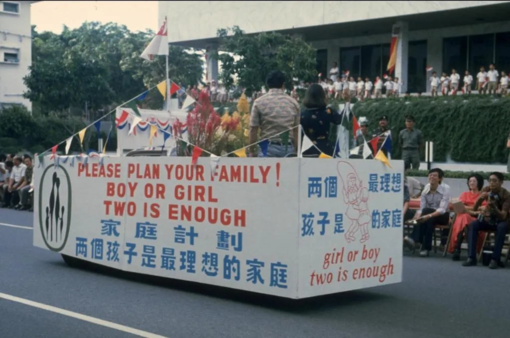 中國專家建議盡快開放三胎！網(wǎng)友：學新加坡發(fā)錢？
